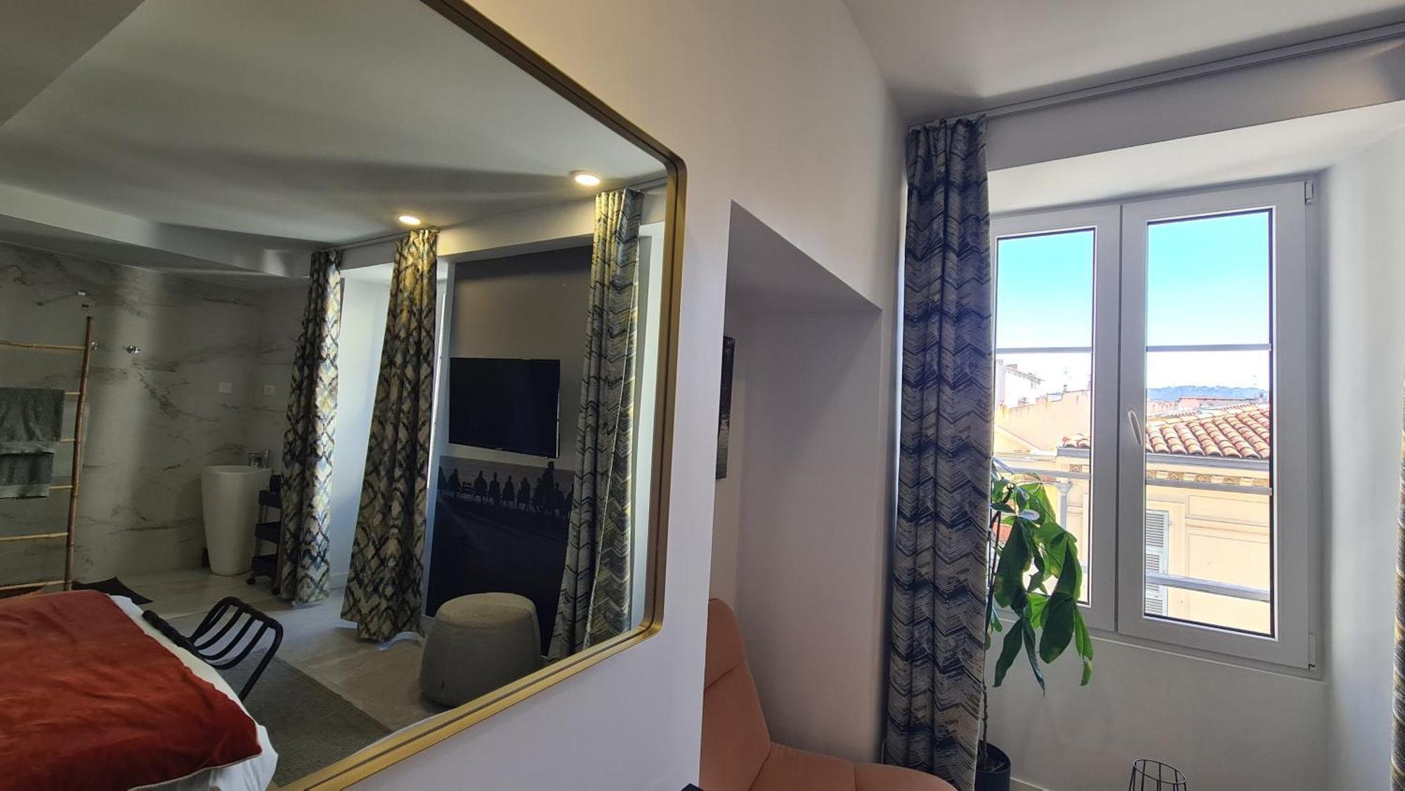 Le Petit Trianon Et Le Charme Des Suites Nice Bagian luar foto